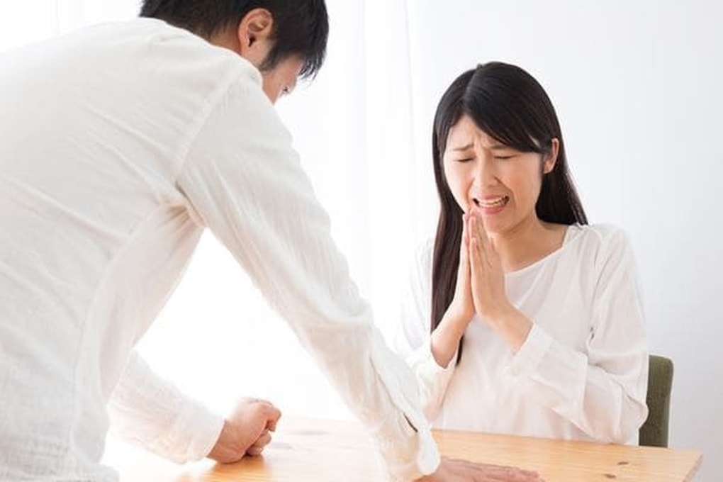Mỗi lần được chồng khen ngợi, tôi chỉ muốn quỳ xuống xin anh ly hôn - 1