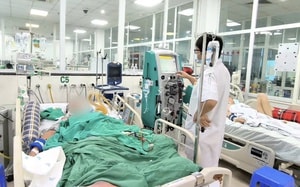 Người đàn ông suýt chết khi tự nặn mụn ở chân - Ảnh 3.