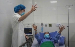 Người đàn ông suýt chết khi tự nặn mụn ở chân - Ảnh 2.