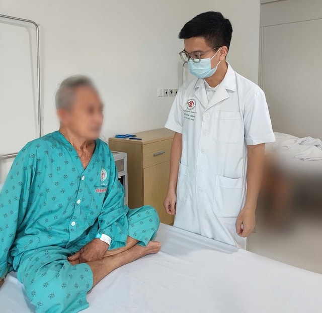 Người đàn ông suýt chết khi tự nặn mụn ở chân - Ảnh 1.