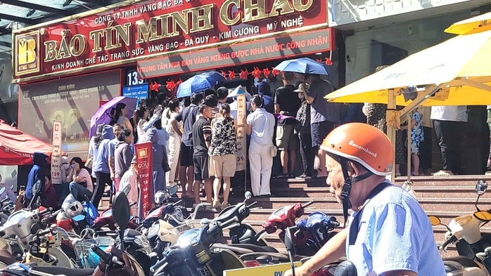 Nghẹt thở trước tiệm vàng , hàng trăm người xếp hàng chờ mua vàng ở Hà Nội - Ảnh 2. Nghẹt thở trước tiệm vàng , hàng trăm người xếp hàng chờ mua vàng ở Hà Nội - Ảnh 2.