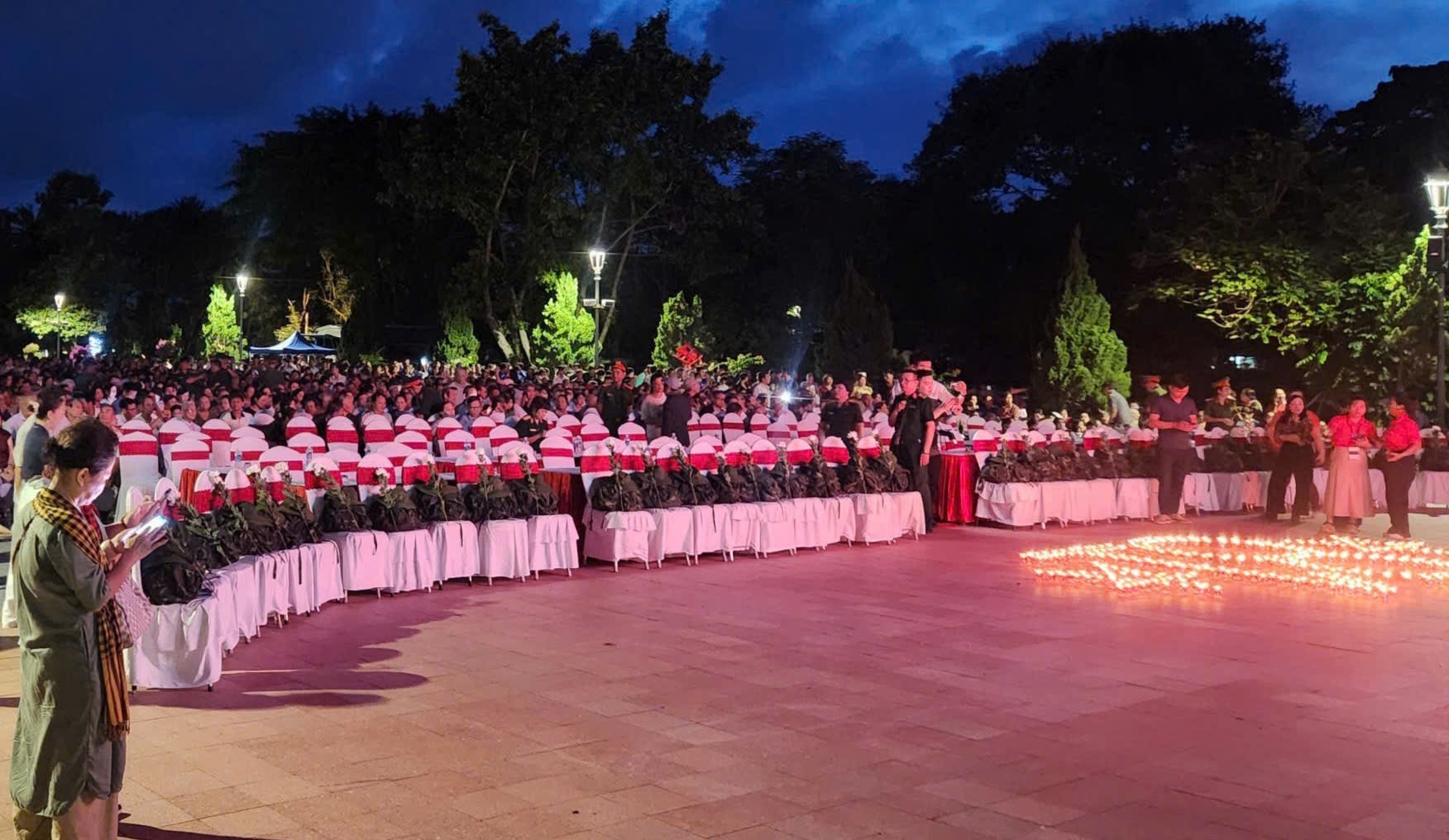 Xúc động hàng ghế trống đặt ba lô chiến sĩ tại buổi chiếu phim 'Mưa đỏ' ở Thành cổ Quảng Trị- Ảnh 5. Xúc động hàng ghế trống đặt ba lô chiến sĩ tại buổi chiếu phim 'Mưa đỏ' ở Thành cổ Quảng Trị- Ảnh 5.
