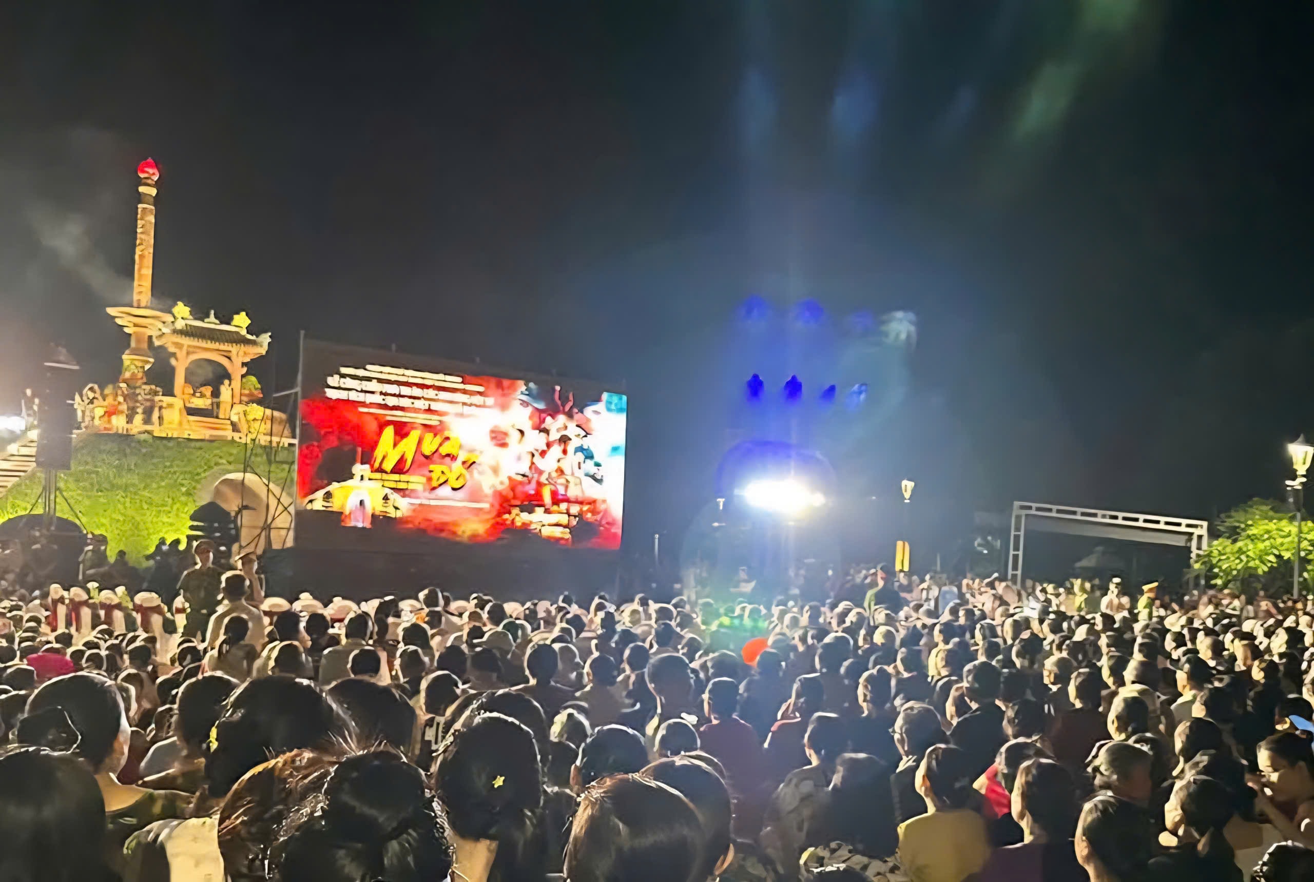 Xúc động hàng ghế trống đặt ba lô chiến sĩ tại buổi chiếu phim 'Mưa đỏ' ở Thành cổ Quảng Trị- Ảnh 10. Xúc động hàng ghế trống đặt ba lô chiến sĩ tại buổi chiếu phim 'Mưa đỏ' ở Thành cổ Quảng Trị- Ảnh 10.