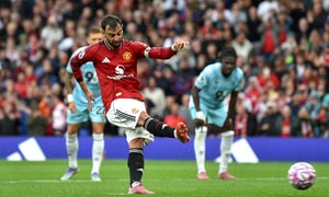 VAR giúp sức phút cuối, Man Utd chật vật thắng đội mới lên hạng