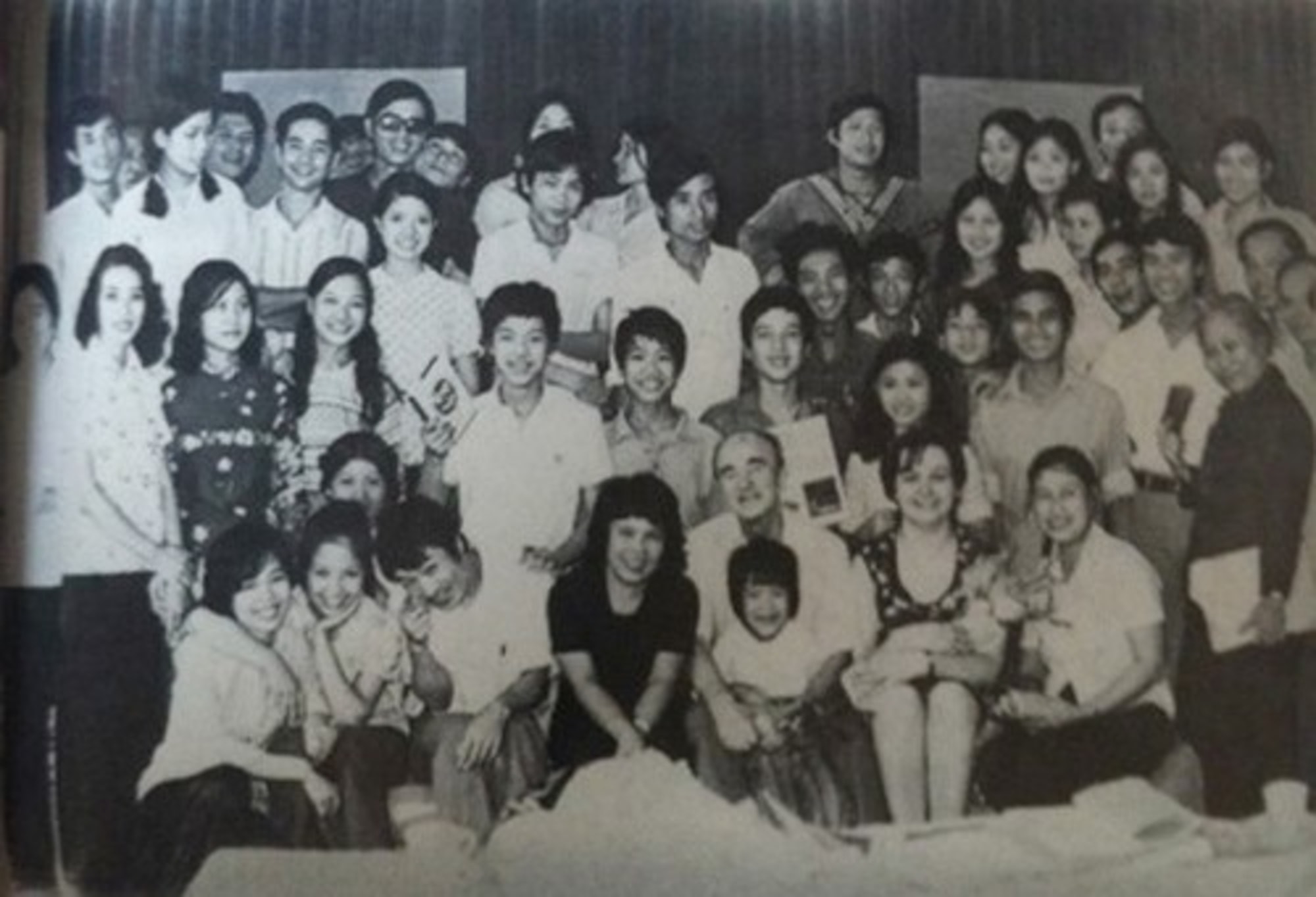 NSND Phạm Thị Thành (áo đen, giữa) cùng lứa diễn viên kịch nói khóa đầu tiên của nhà hát Tuổi Trẻ.