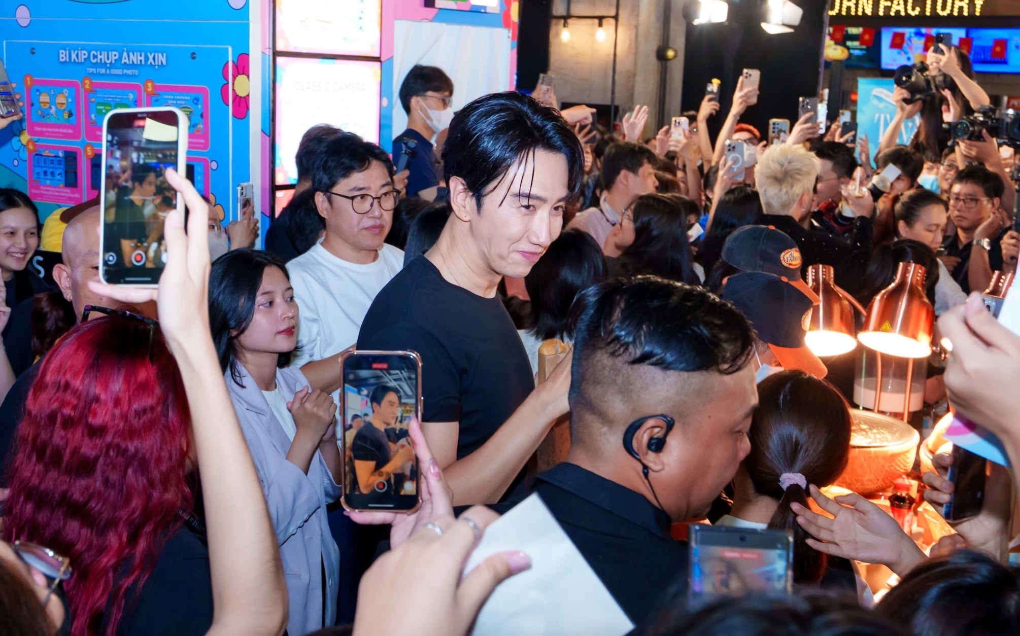 Lee Kwang Soo được khán giả vây kín khi tới Việt Nam quảng bá phim.