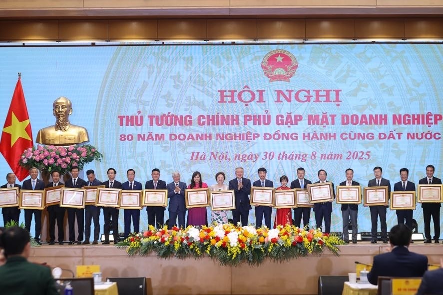 Bà Nguyễn Thị Nga – Chủ tịch Tập đoàn BRG vinh dự nhận bằng khen của Thủ tướng.