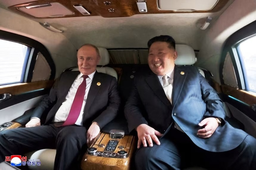 Hai nhà lãnh đạo Nga- Triều Tiên ngồi chung xe. (Ảnh: KCNA/Reuters)