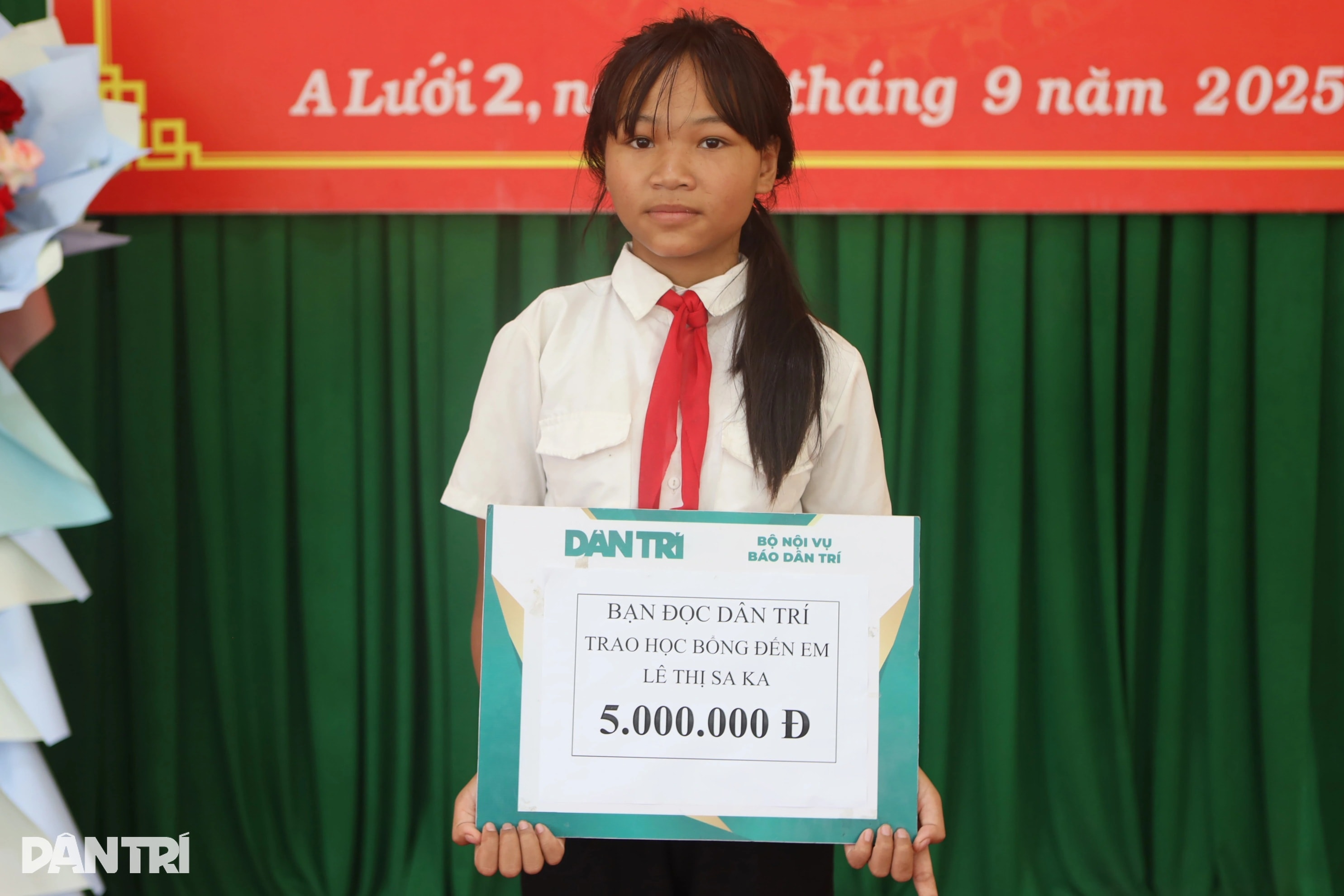 Báo Dân trí trao gần 900 thẻ BHYT đến học sinh tại miền Trung - Tây Nguyên - 7 Báo Dân trí trao gần 900 thẻ BHYT đến học sinh tại miền Trung - Tây Nguyên - 7