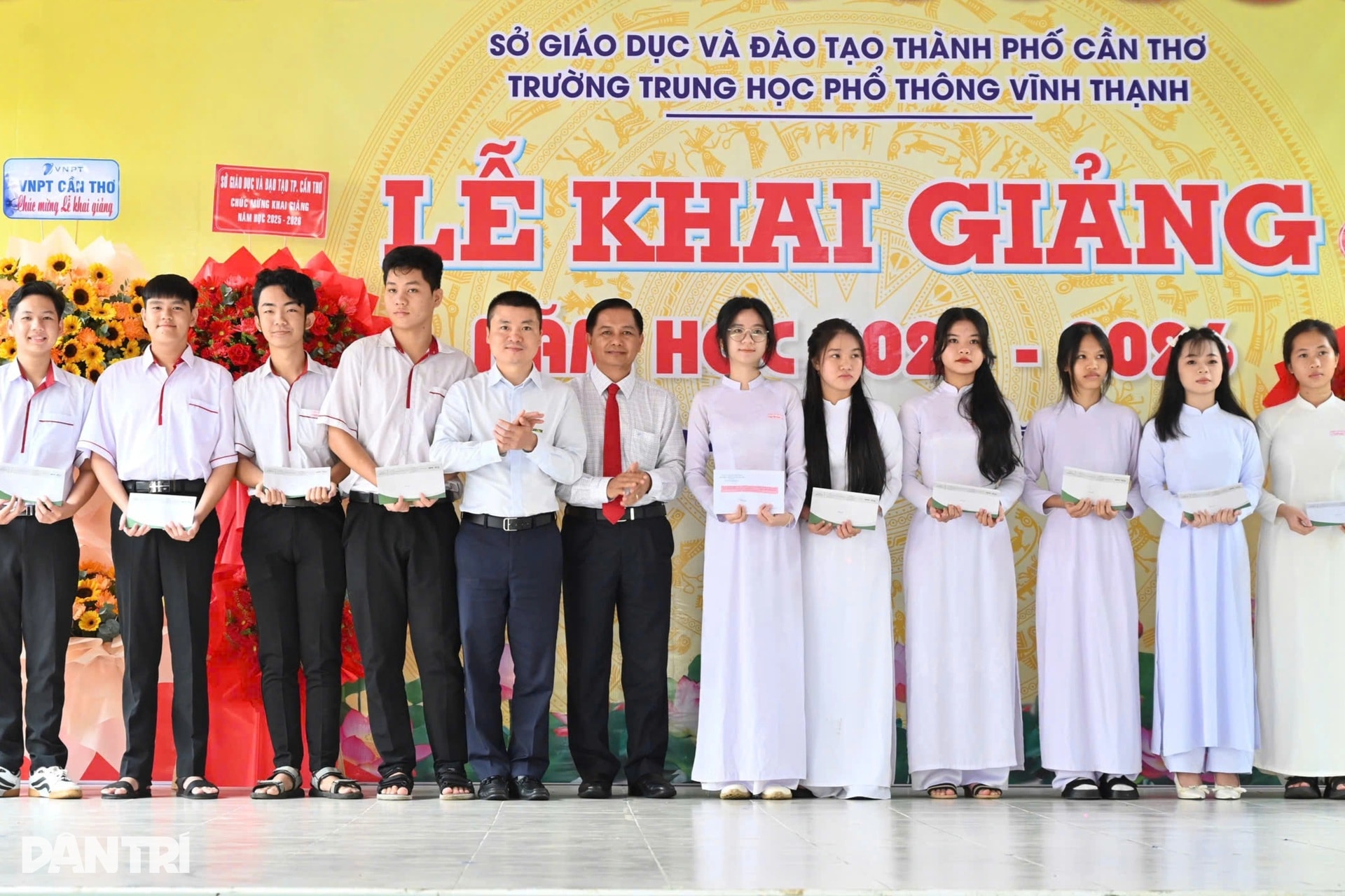 Trao 500 thẻ Bảo hiểm y tế đến học sinh khó khăn tại Cần Thơ - 8 Trao 500 thẻ Bảo hiểm y tế đến học sinh khó khăn tại Cần Thơ - 8