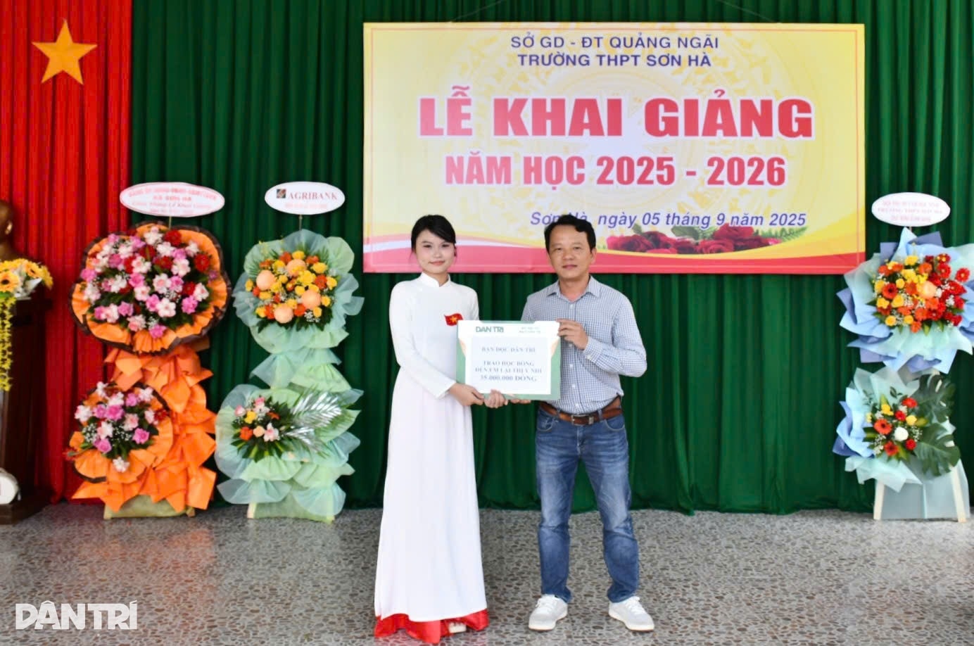 Báo Dân trí trao gần 900 thẻ BHYT đến học sinh tại miền Trung - Tây Nguyên - 11 Báo Dân trí trao gần 900 thẻ BHYT đến học sinh tại miền Trung - Tây Nguyên - 11