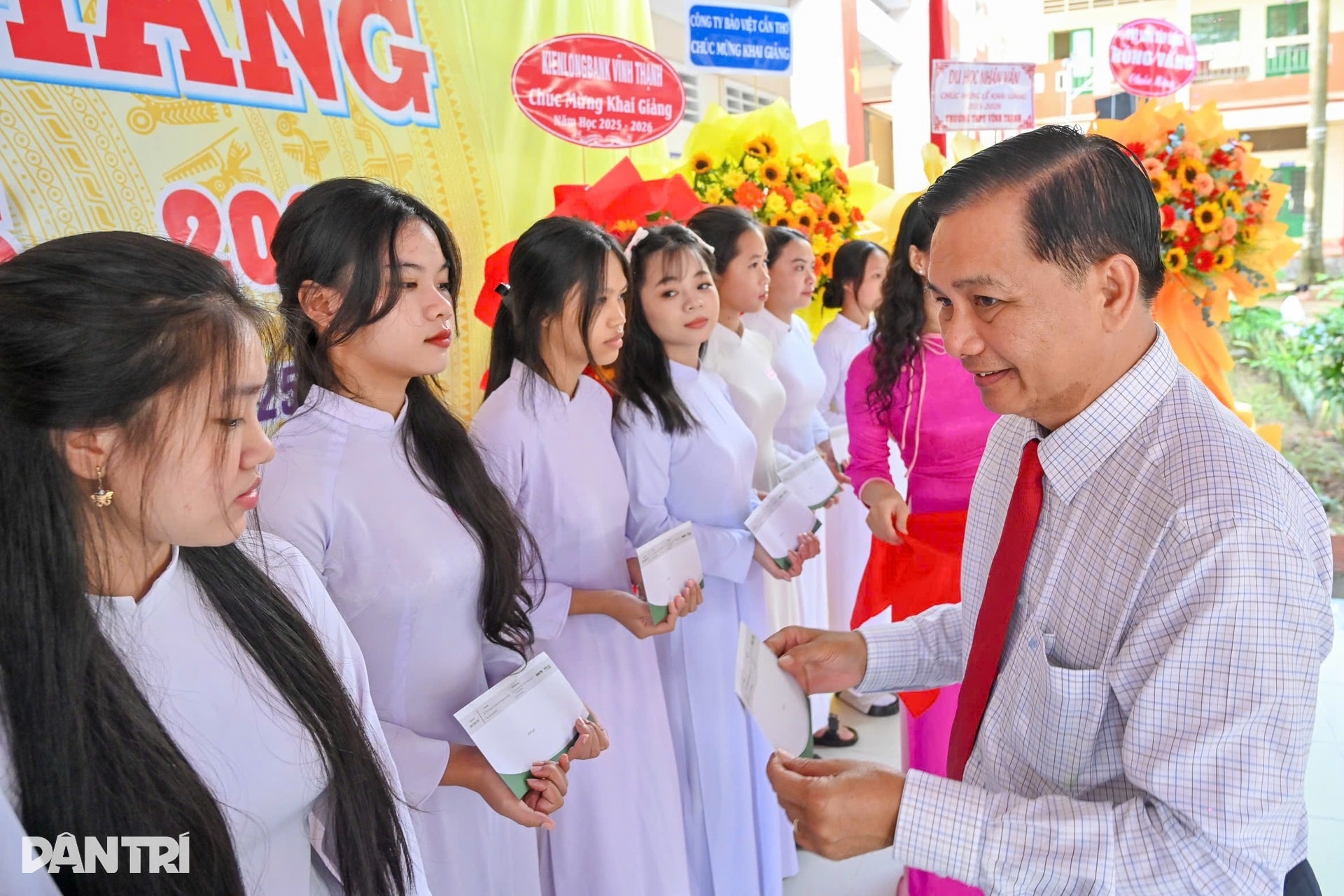 Trao 500 thẻ Bảo hiểm y tế đến học sinh khó khăn tại Cần Thơ - 7 Trao 500 thẻ Bảo hiểm y tế đến học sinh khó khăn tại Cần Thơ - 7