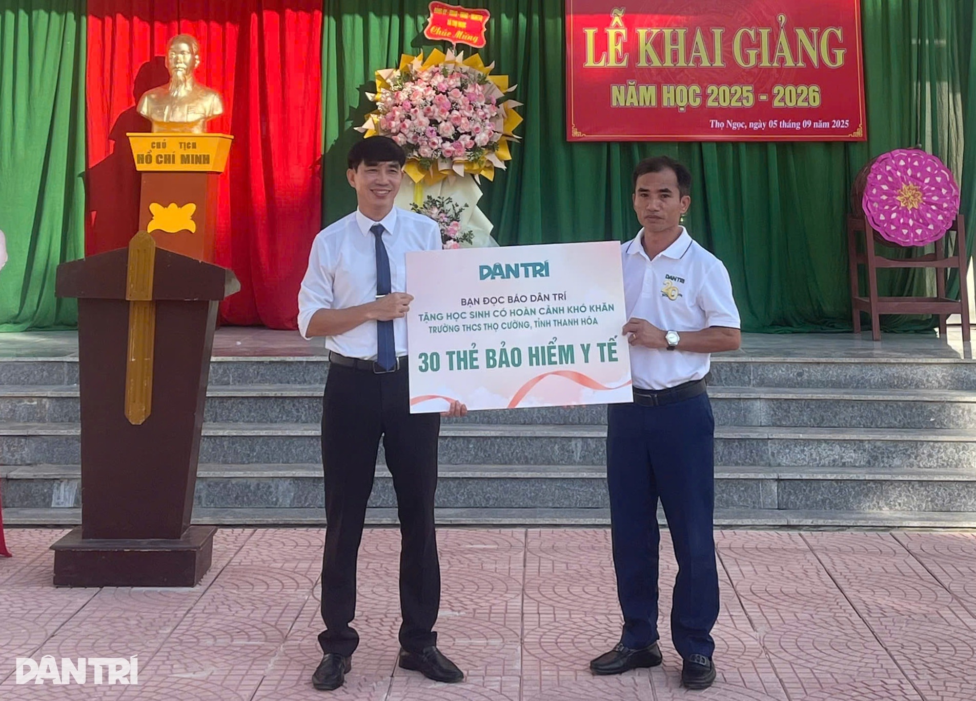 Báo Dân trí trao gần 900 thẻ BHYT đến học sinh tại miền Trung - Tây Nguyên - 3 Báo Dân trí trao gần 900 thẻ BHYT đến học sinh tại miền Trung - Tây Nguyên - 3