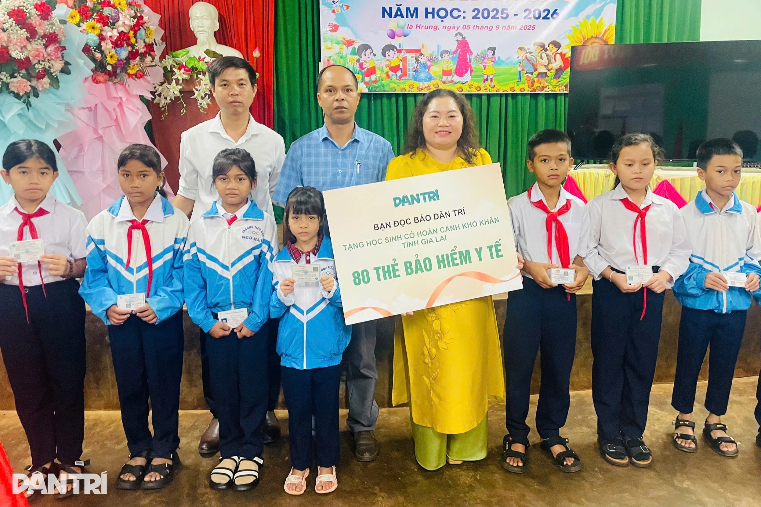 Báo Dân trí trao gần 900 thẻ BHYT đến học sinh tại miền Trung - Tây Nguyên - 12 Báo Dân trí trao gần 900 thẻ BHYT đến học sinh tại miền Trung - Tây Nguyên - 12