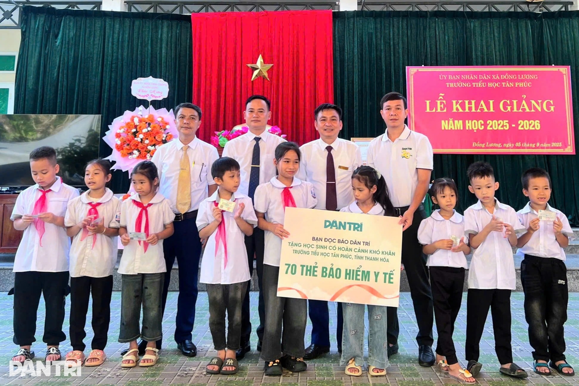 Báo Dân trí trao gần 900 thẻ BHYT đến học sinh tại miền Trung - Tây Nguyên - 1 Báo Dân trí trao gần 900 thẻ BHYT đến học sinh tại miền Trung - Tây Nguyên - 1