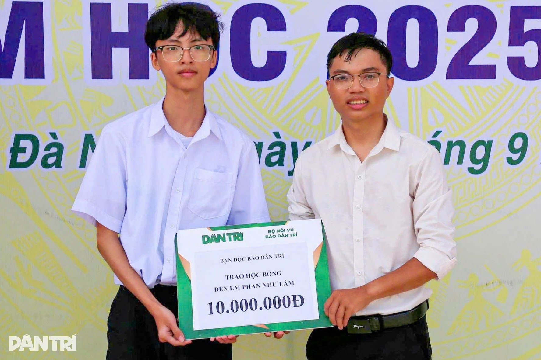 Báo Dân trí trao gần 900 thẻ BHYT đến học sinh tại miền Trung - Tây Nguyên - 9 Báo Dân trí trao gần 900 thẻ BHYT đến học sinh tại miền Trung - Tây Nguyên - 9