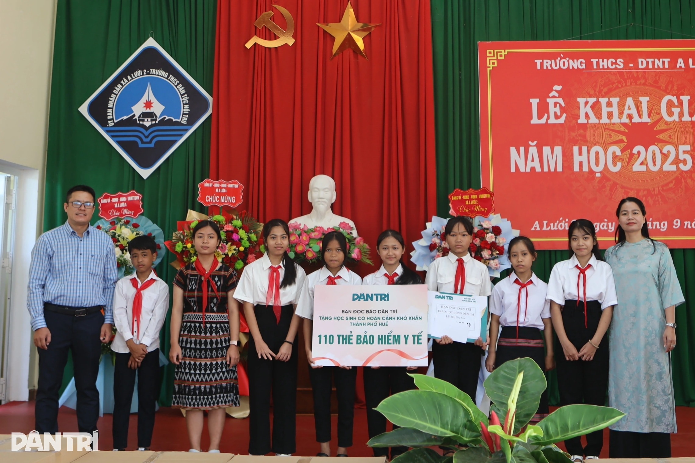 Báo Dân trí trao gần 900 thẻ BHYT đến học sinh tại miền Trung - Tây Nguyên - 6 Báo Dân trí trao gần 900 thẻ BHYT đến học sinh tại miền Trung - Tây Nguyên - 6