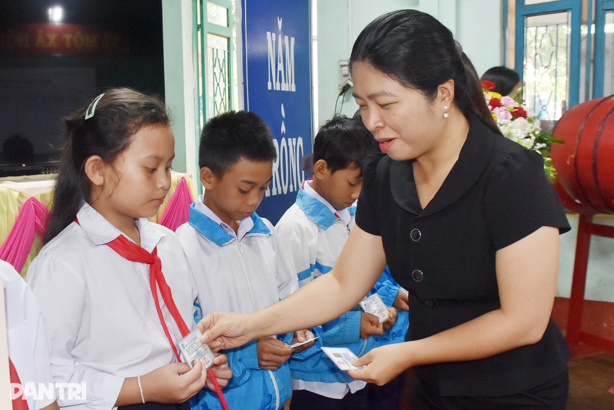 Báo Dân trí trao gần 900 thẻ BHYT đến học sinh tại miền Trung - Tây Nguyên - 13 Báo Dân trí trao gần 900 thẻ BHYT đến học sinh tại miền Trung - Tây Nguyên - 13