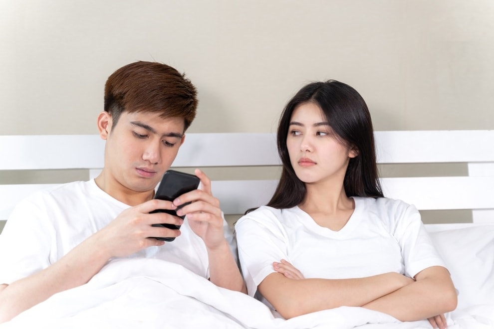Chồng mỗi đêm luôn lén lút làm một việc, có con 3 tuổi tôi mới biết sự thật - 1