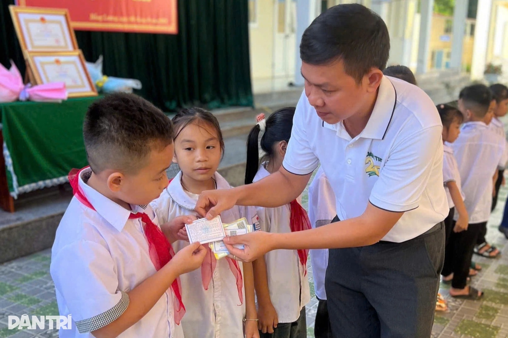 Báo Dân trí trao gần 900 thẻ BHYT đến học sinh tại miền Trung - Tây Nguyên - 2 Báo Dân trí trao gần 900 thẻ BHYT đến học sinh tại miền Trung - Tây Nguyên - 2