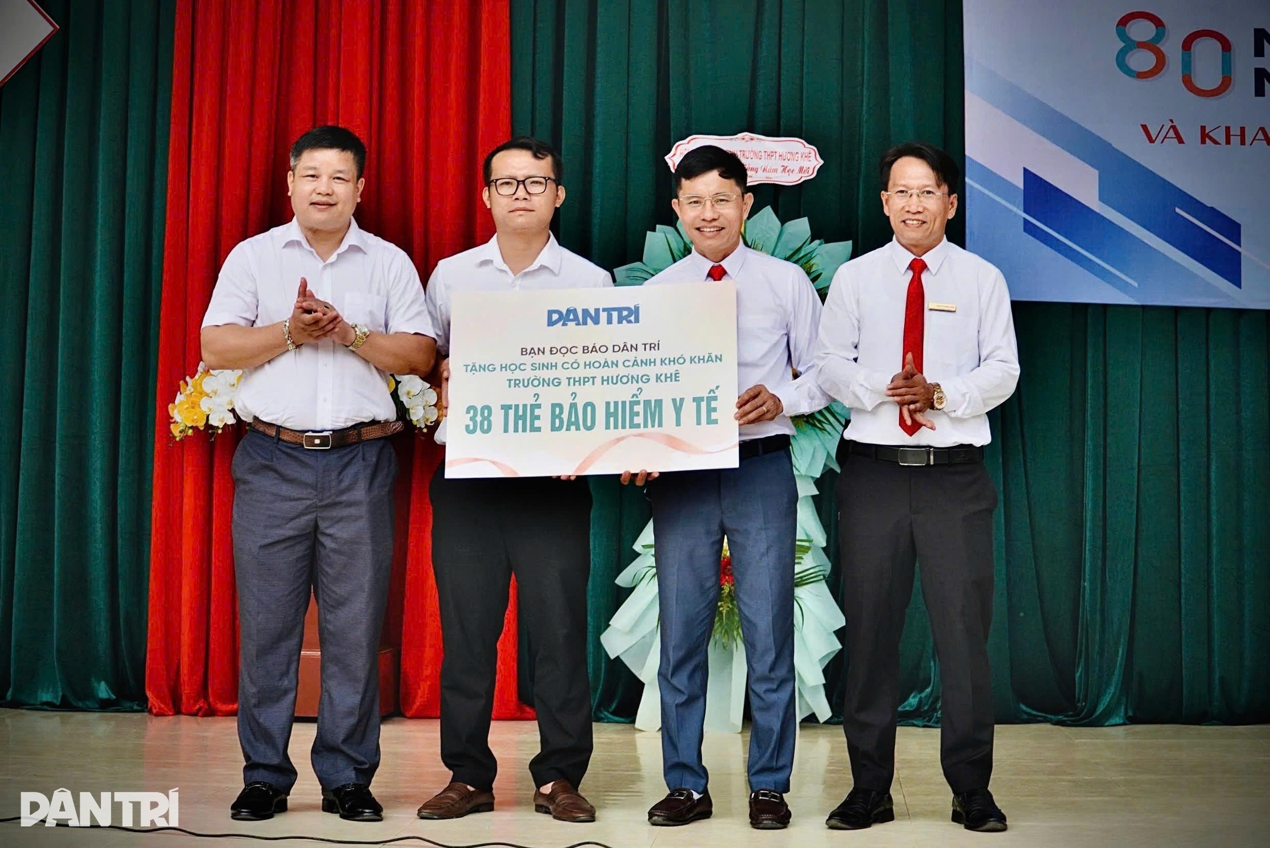 Báo Dân trí trao gần 900 thẻ BHYT đến học sinh tại miền Trung - Tây Nguyên - 5 Báo Dân trí trao gần 900 thẻ BHYT đến học sinh tại miền Trung - Tây Nguyên - 5