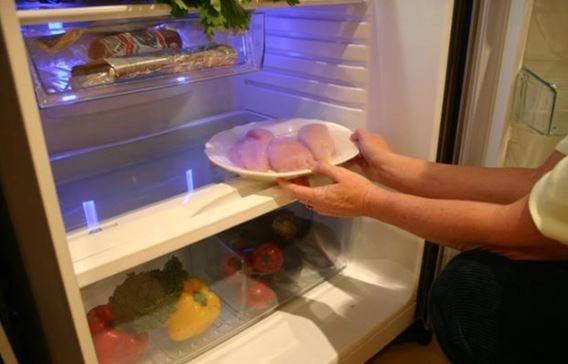 Người đàn ông 46 tuổi tử vong sau khi ăn thịt thừa để trong tủ lạnh - Ảnh 1.