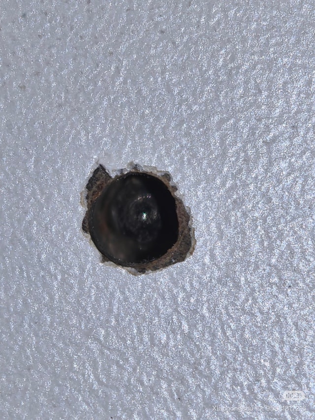 Người phụ nữ phát hiện camera quay lén trong nhà vệ sinh và cái kết - Ảnh 1.
