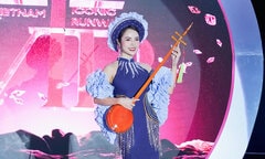 Hoa khôi Trà My trình diễn trang phục dân tộc Tày cách tân