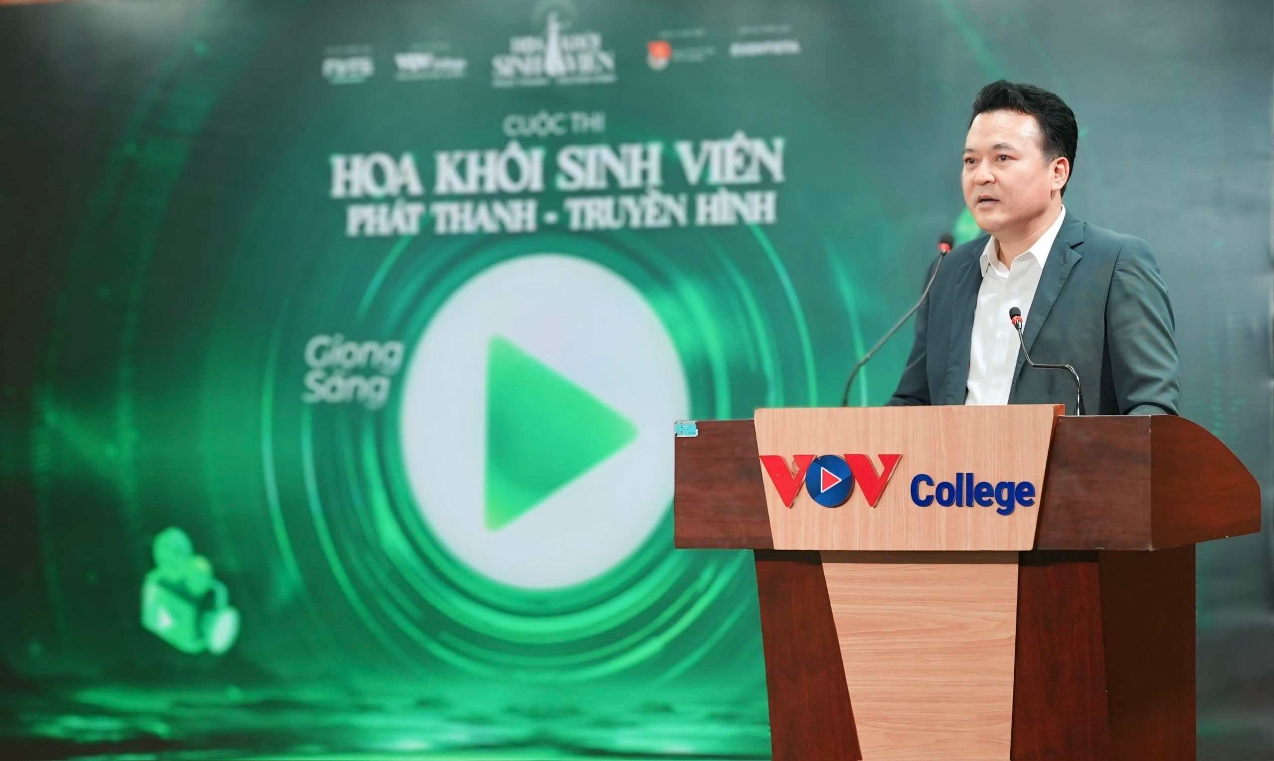 TS Kim Ngọc Anh - Bí thư chi bộ, Hiệu trưởng Trường CĐ Phát thanh - Truyền hình II phát biểu cảm ơn các đơn vị tài trợ đã đồng hành với cuộc thi do Nhà trường tổ chức.
