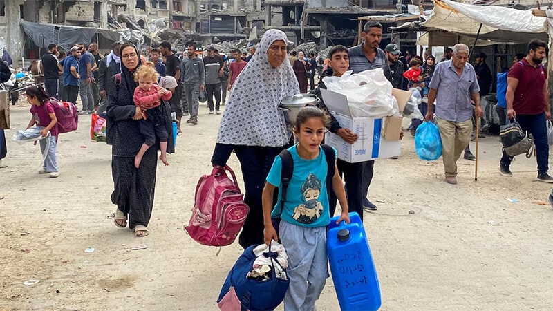 Người Palestine rời khỏi các khu vực phía bắc dải Gaza. (Ảnh: Reuters)