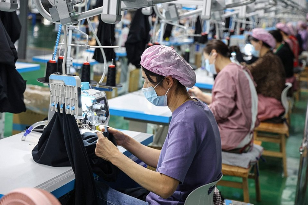 Lao động chấp nhận bị “vắt kiệt sức”, gác ước mơ được nghỉ 2 ngày cuối tuần - 1