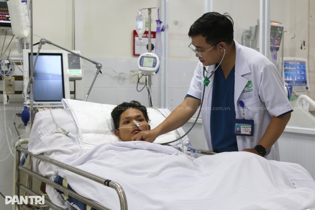 Bác sĩ kêu gọi cộng đồng cứu chàng trai nguy kịch vì sốt xuất huyết - 1