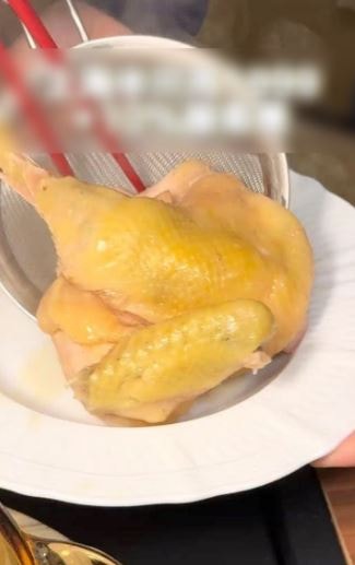 Khách ăn nửa con gà hết 7 triệu đồng: Phía nhà hàng giải thích - Ảnh 2.