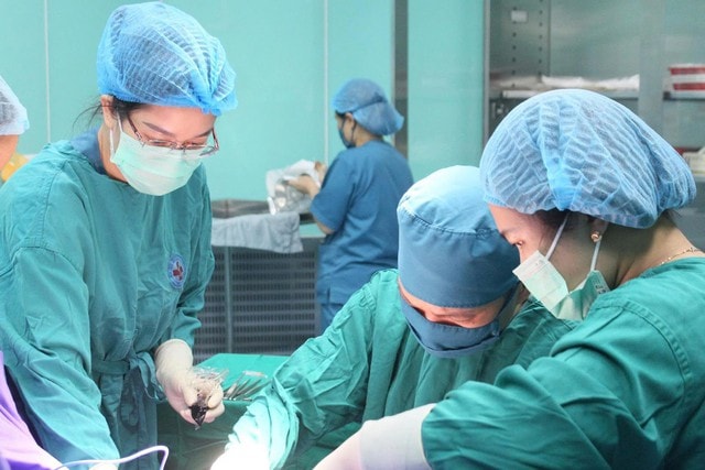 Người phụ nữ 22 tuổi nhập viện cấp cứu với vùng kín biến dạng - Ảnh 1.