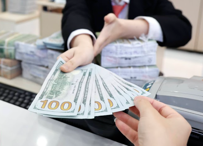 Giá đô la Mỹ lần đầu vượt 27 . 000 Đồng trên thị trường tự do - Ảnh 2.