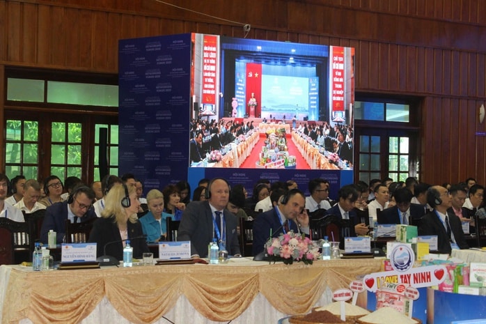 Bí thư Tỉnh ủy Tây Ninh phát biểu cam kết tại một hội nghị quan trọng- Ảnh 4. Bí thư Tỉnh ủy Tây Ninh phát biểu cam kết tại một hội nghị quan trọng- Ảnh 4.