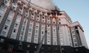 Tòa nhà chính phủ Ukraine bốc cháy dữ dội sau khi trúng drone Nga