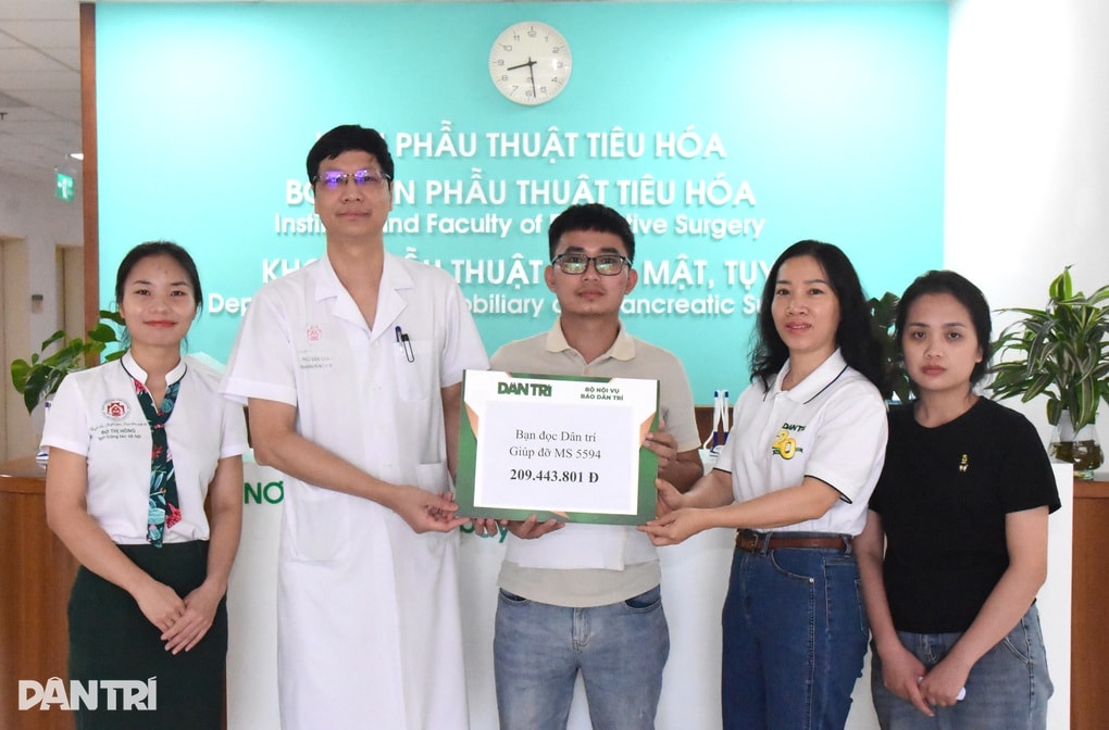 Bạn đọc Dân trí giúp đỡ gia đình “mẹ hiến gan cứu con” hơn 209 triệu đồng - 1