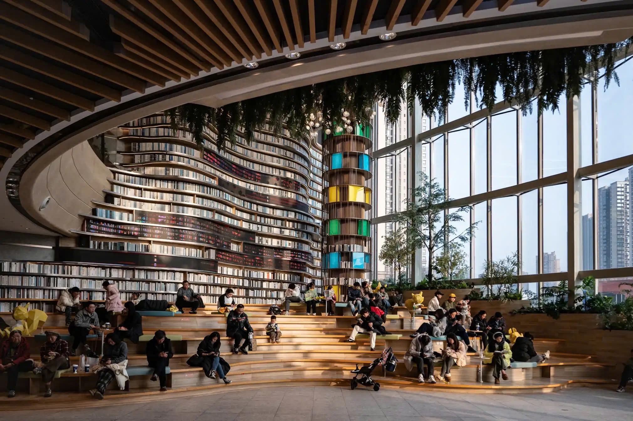 Bên cạnh hệ thống giao thông, Trùng Khánh còn sở hữu nhiều không gian thư viện hiện đại. Nổi bật là lhư viện Sisyphe cao 20 m nằm bên trong The Ring, trung tâm thương mại mới khai trương ở khu trọng điểm kinh tế, công nghệ Tân Khu Bắc của Trùng Khánh.