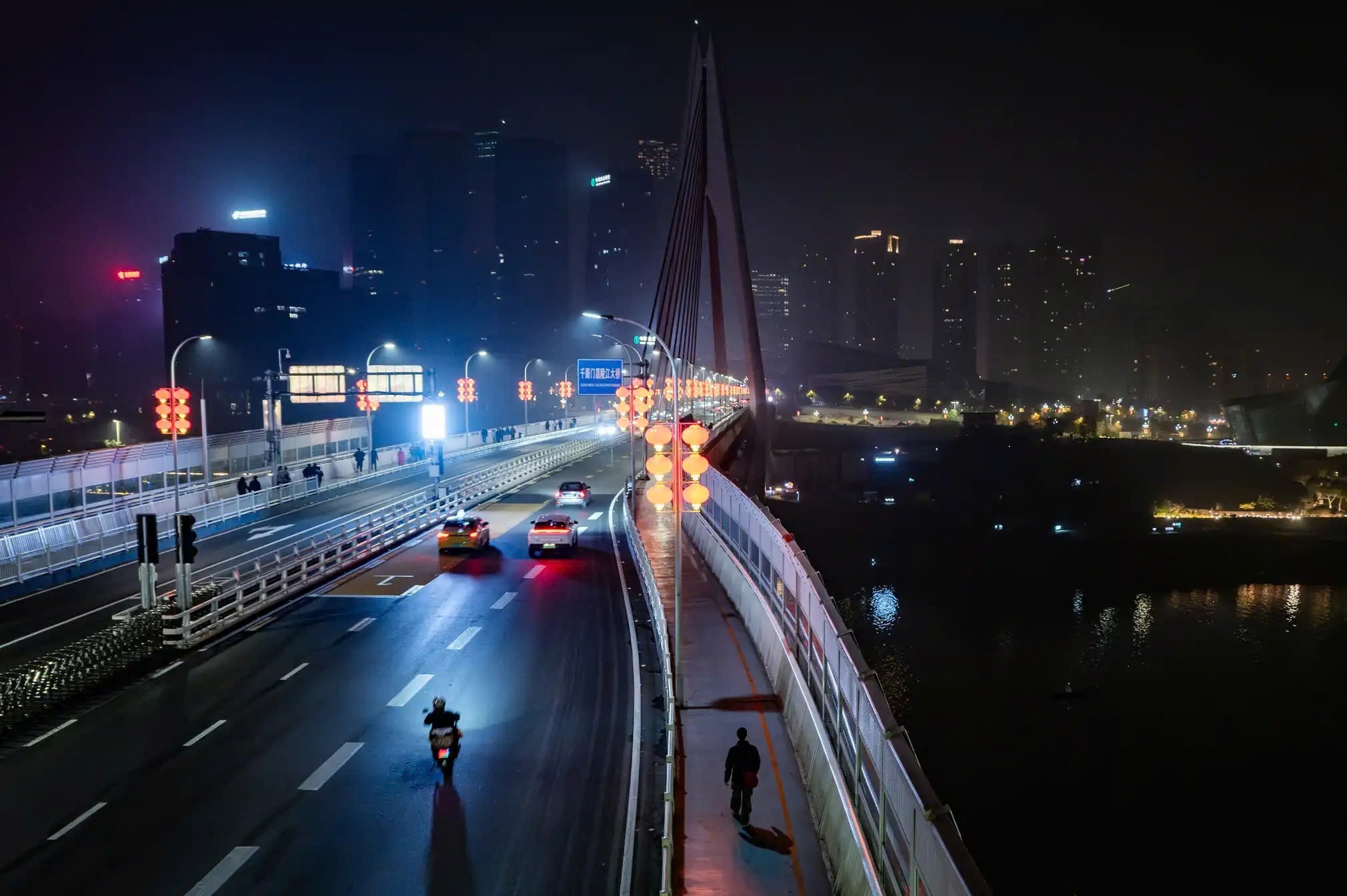 Năm 2024, sản lượng ô tô sản xuất tại Trùng Khánh nhiều hơn cả Pháp và Anh cộng lại. Trung bình cứ 3 máy tính xách tay và 10 xe máy bán ra trên toàn thế giới thì có một chiếc được sản xuất tại đây.