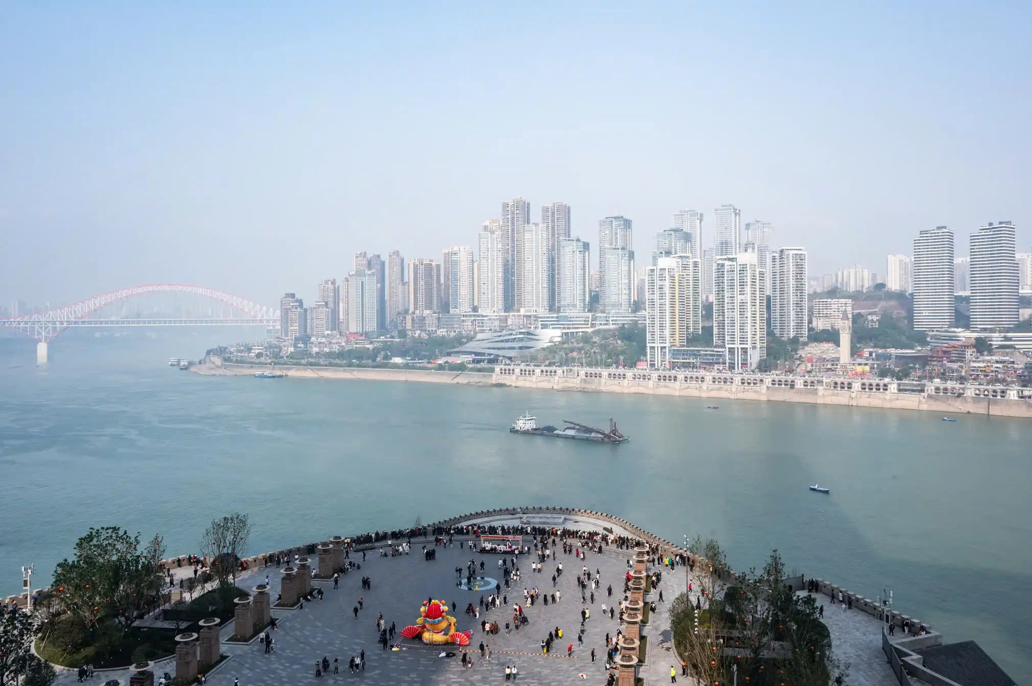 Hiện nay, Trùng Khánh có khoảng 34 triệu dân, trải rộng trên diện tích tương đương cả nước Áo, trở thành một trong những siêu đô thị đông dân và có quy mô lớn bậc nhất thế giới.