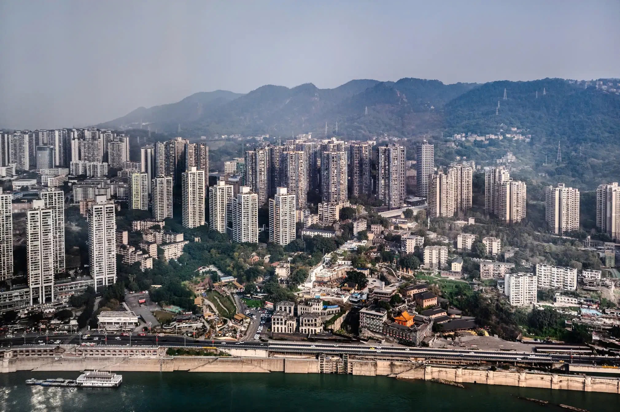 Ba thập kỷ trước, chính phủ Trung Quốc quyết định sáp nhập nhiều khu vực nông thôn rộng lớn để thử nghiệm mô hình phát triển siêu đô thị. Từ quyết định này, ngày 14/3/1997, Trùng Khánh chính thức trở thành thành phố trực thuộc trung ương, tách ra từ tỉnh Tứ Xuyên, gắn liền với chiến lược phát triển miền Tây.