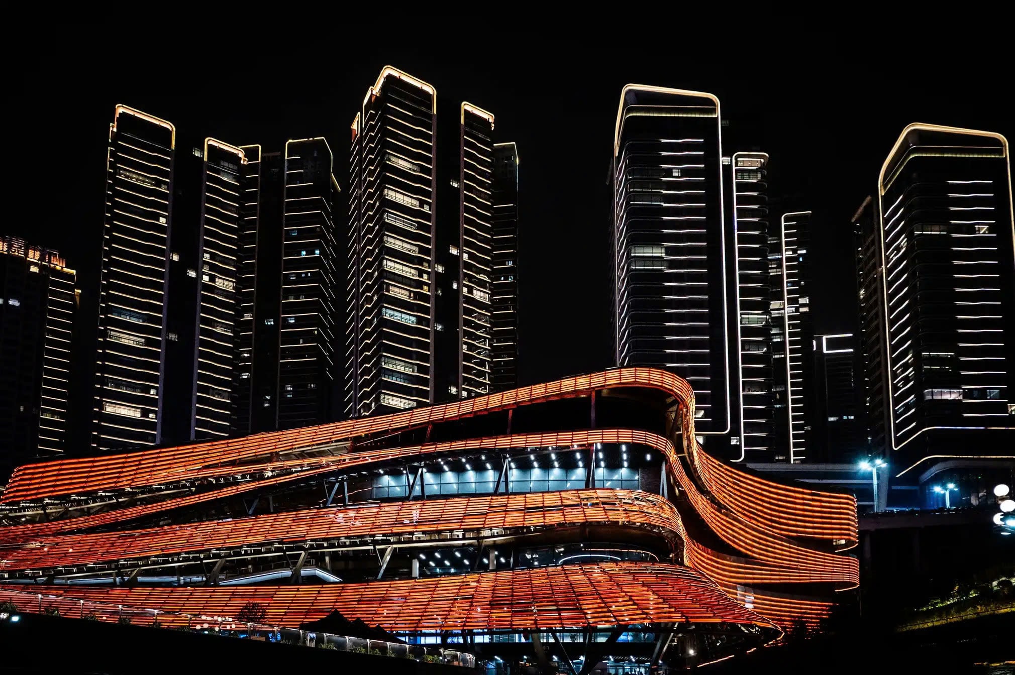 Trong 20 năm qua, GDP bình quân đầu người tại thành phố này tăng gấp 16 lần, tỷ lệ đô thị hóa cũng tăng gấp đôi. Từ nền công nghiệp nặng gây ô nhiễm, Trùng Khánh đang vươn lên giữ vai trò chủ lực trong các ngành ô tô và công nghệ thông tin.