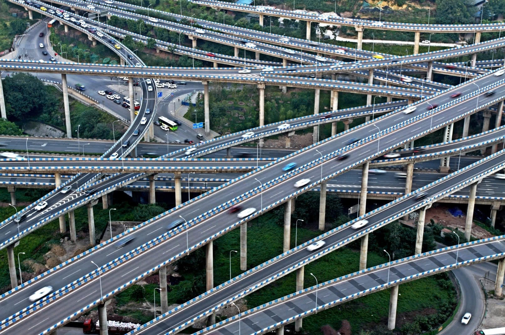 Trùng Khánh sở hữu hệ thống giao thông hiện đại bậc nhất thế giới. Trong hình là nút giao Hoàng Giác Loan có thiết kế 5 tầng, 15 làn xe, tầng cao nhất cách mặt đất 37 m, chia ra 8 hướng. Khi mới được khai thác, nhiều người lo ngại có thể bị lạc trong giao lộ này.