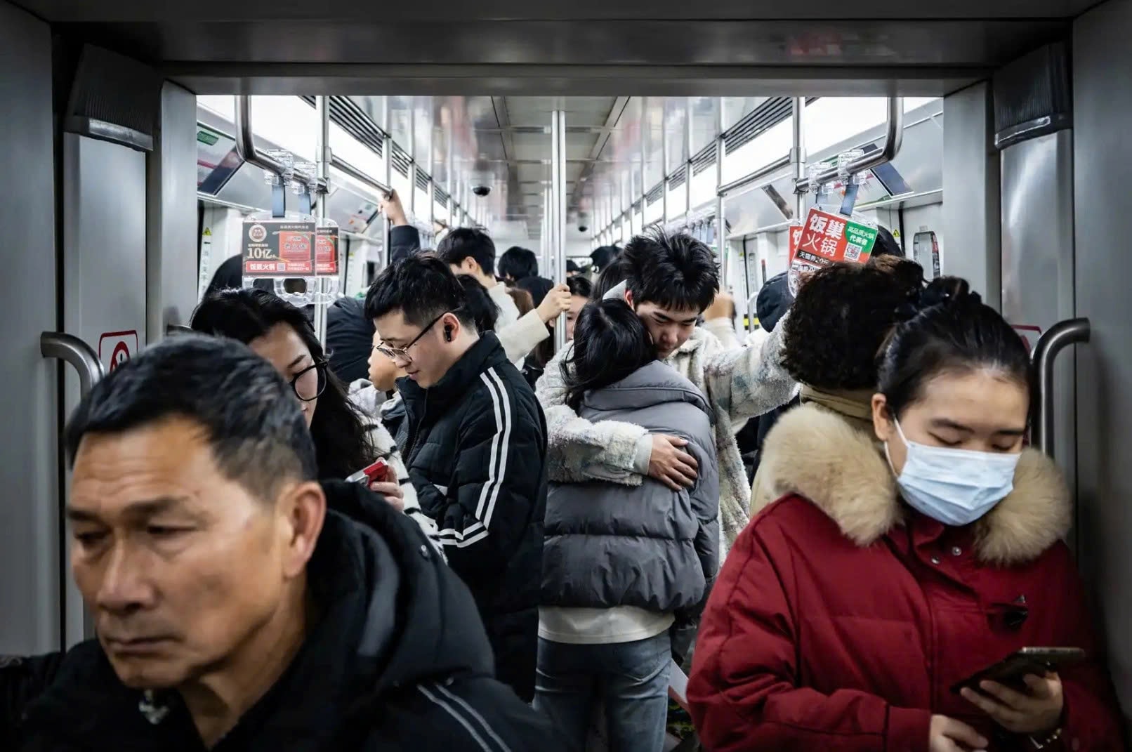 Được trang bị 12 tuyến và 312 nhà ga, mạng lưới tàu điện ngầm của thành phố dài 561 km và chuyên chở hơn một tỷ hành khách mỗi năm. Hầu hết người dân Trùng Khánh đều di chuyển bằng tàu điện ngầm.