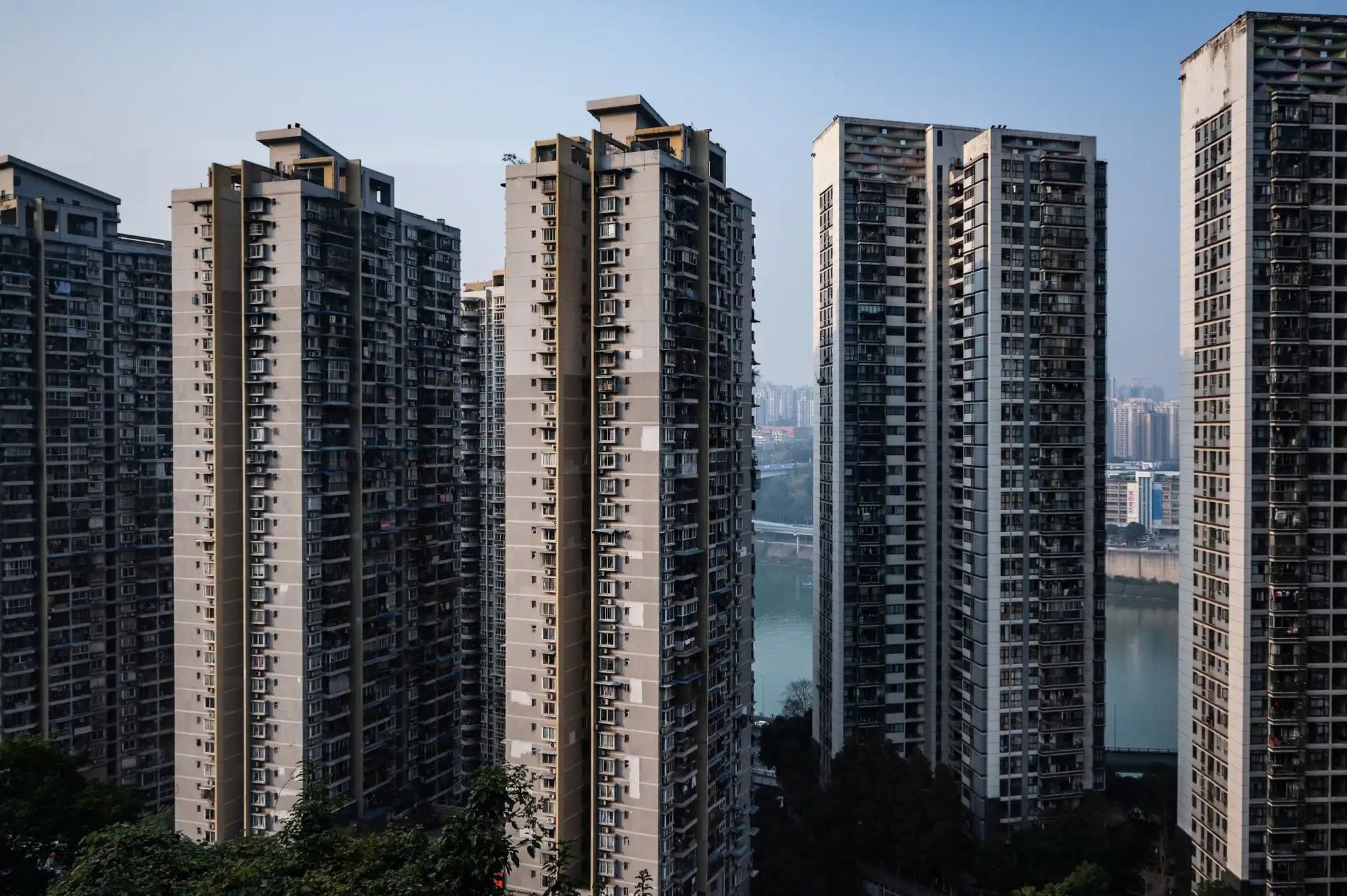 Những dãy nhà cao tầng dọc bờ sông Dương Tử hiện lên qua khung cửa tàu điện ngầm, tạo nên khung cảnh đặc trưng của đô thị sầm uất ven sông.