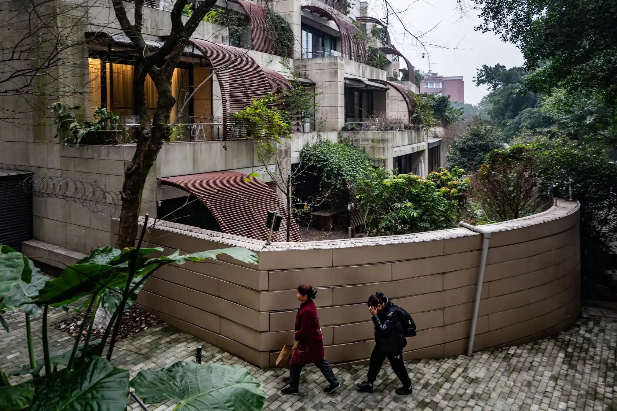 Khu phức hợp Eling Palace được xây dựng vào năm 2018, gây ấn tượng bởi lối kiến trúc gắn liền với địa hình dốc của Trùng Khánh. Công trình gồm 126 căn hộ, bố trí hài hòa với thiên nhiên mang lại không gian sống thoáng mát và hiện đại.