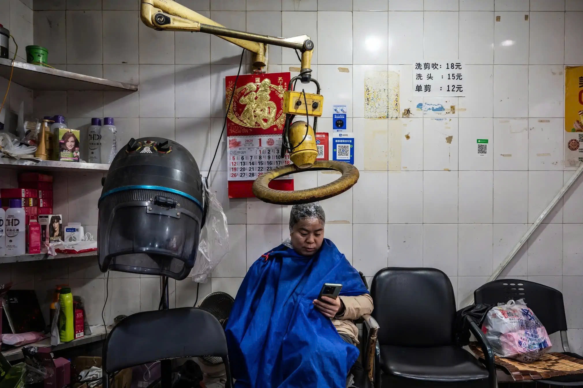 Một người phụ nữ tại tiệm làm tóc gần Bảo tàng Tam Hiệp ở quận Du Trung.