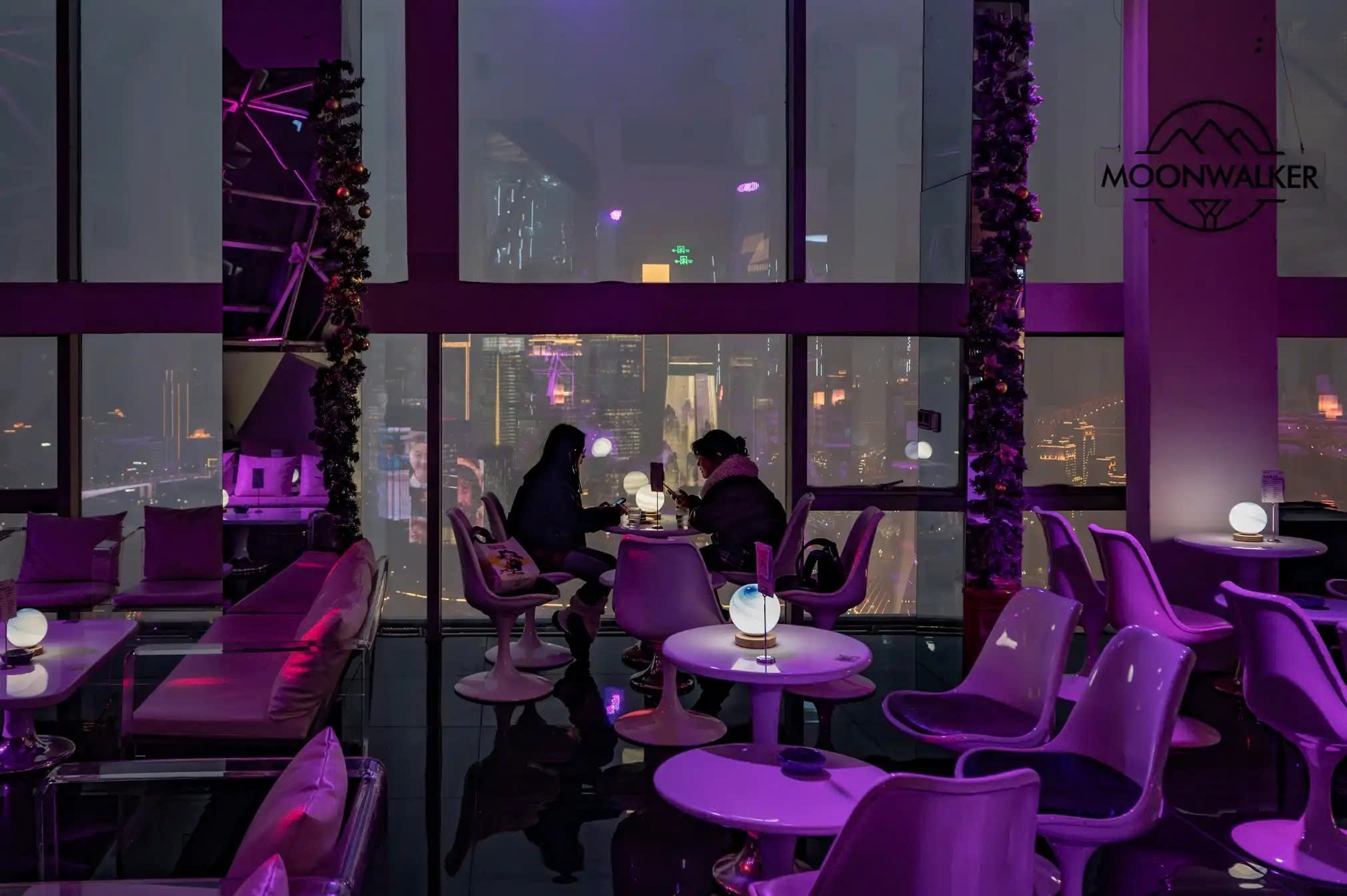 Trùng Khánh xây dựng nhiều không gian dành cho giới trẻ. Trong hình là quán bar Moonwalker Sky Land - nằm ở tầng cao nhất của một tòa nhà chọc trời nhìn ra sông Gia Lăng.