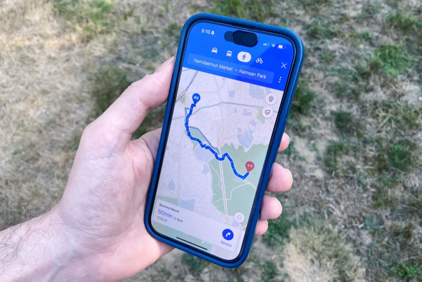 Một chiếc điện thoại có ứng dụng Kakao Map hiển thị chỉ đường. (Ảnh: CNN)